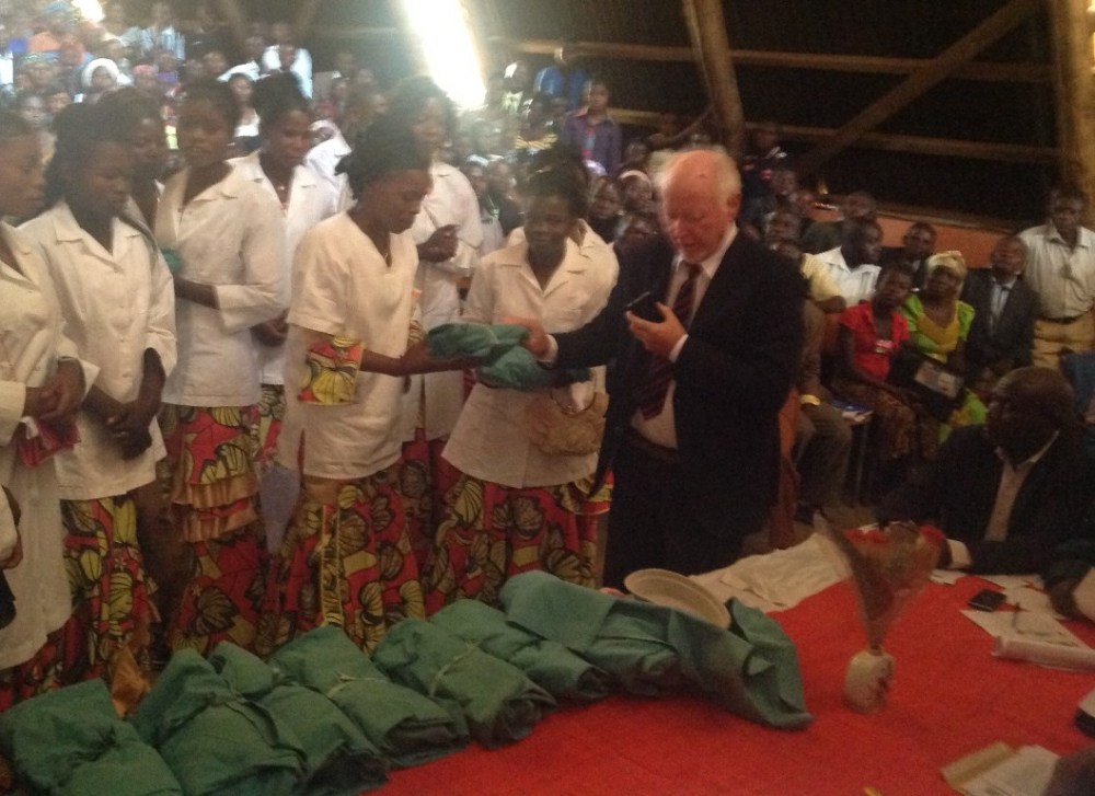 mathias-deler-ut-jordmorutstyr-som-gave-til-nyutdanna-jordmodre